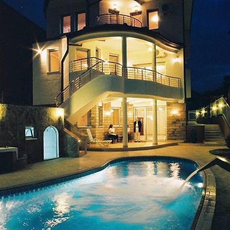 Freya Spa Apartments Ni Exteriör bild
