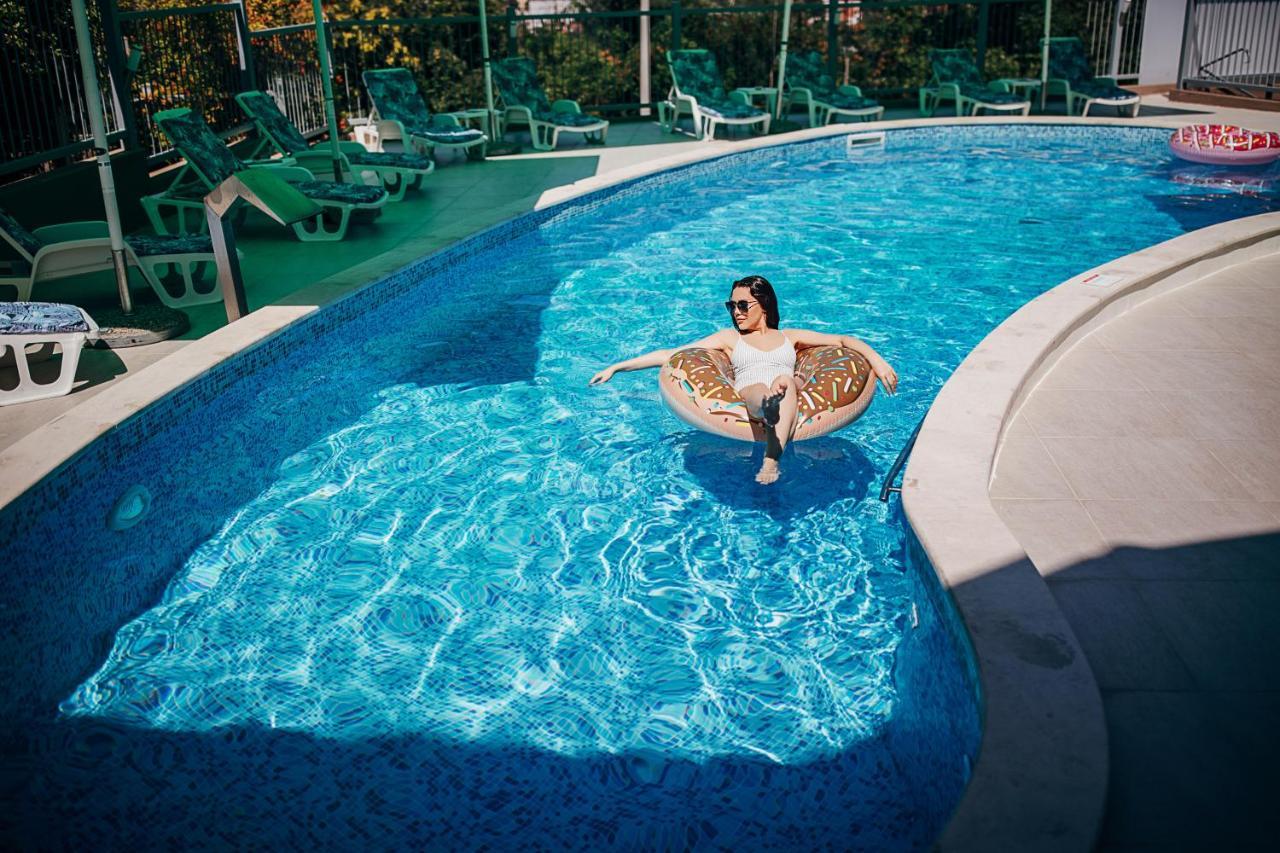 Freya Spa Apartments Ni Exteriör bild